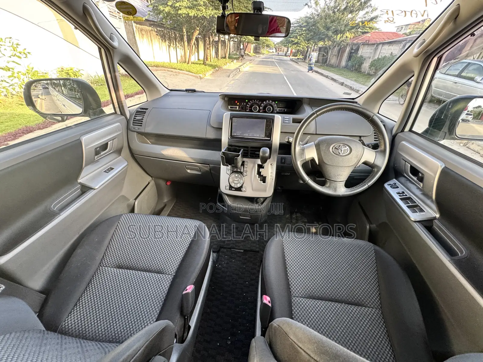 Toyota Noah 2.0 143hp AWD (8 Seater) 2009 White