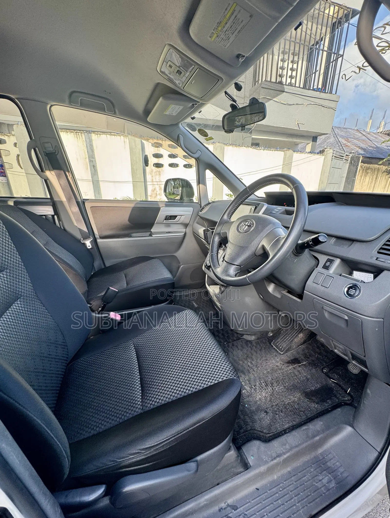 Toyota Noah 2.0 143hp AWD (8 Seater) 2009 White