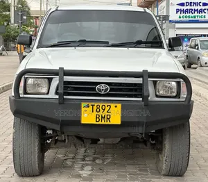 Photo - Toyota Hilux 2002 White