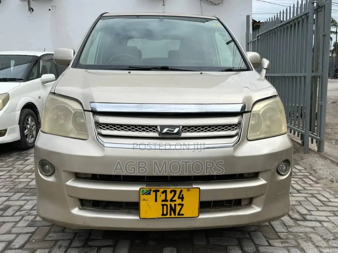 Toyota Noah 2006 Gold