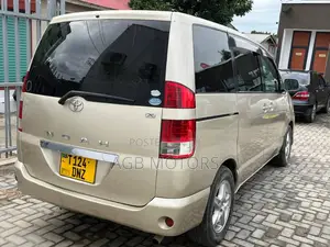 Toyota Noah 2006 Gold