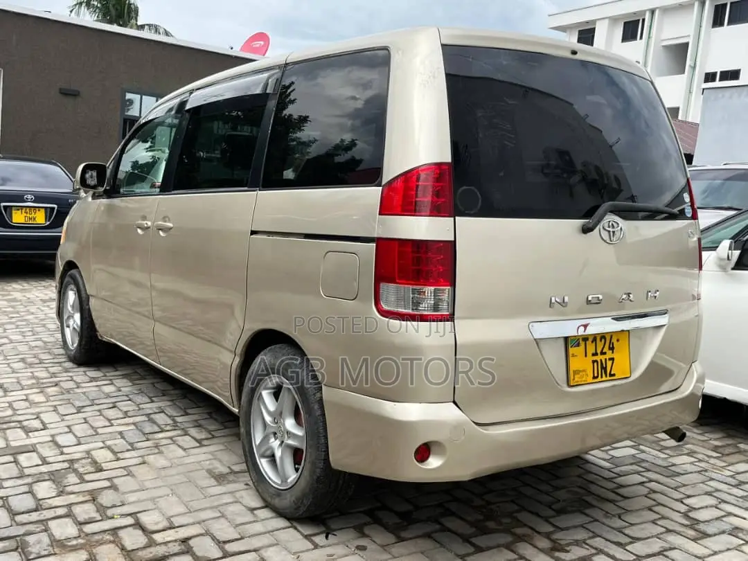 Toyota Noah 2006 Gold