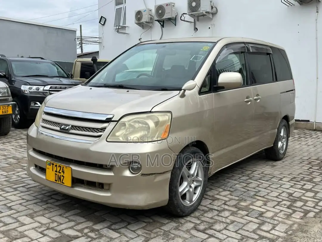 Toyota Noah 2006 Gold