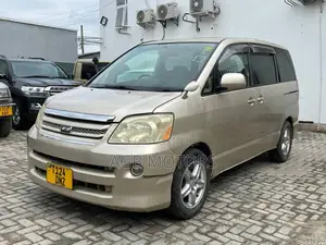 Toyota Noah 2006 Gold