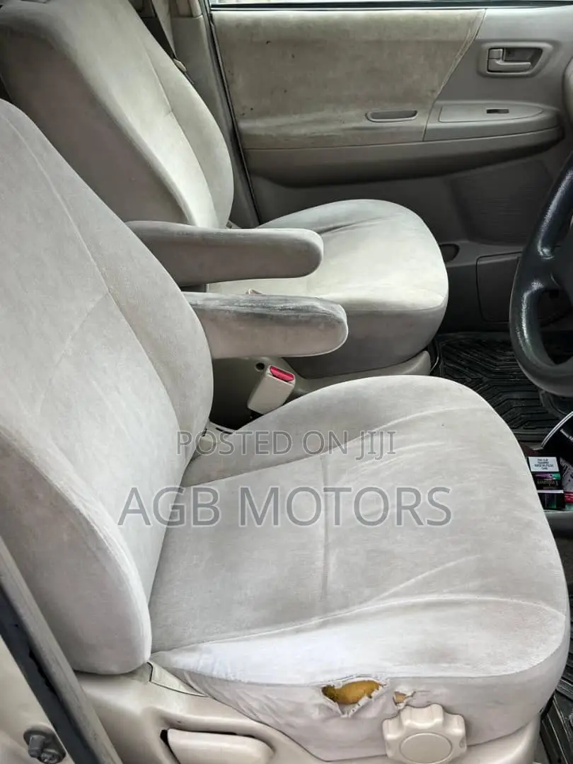 Toyota Noah 2006 Gold