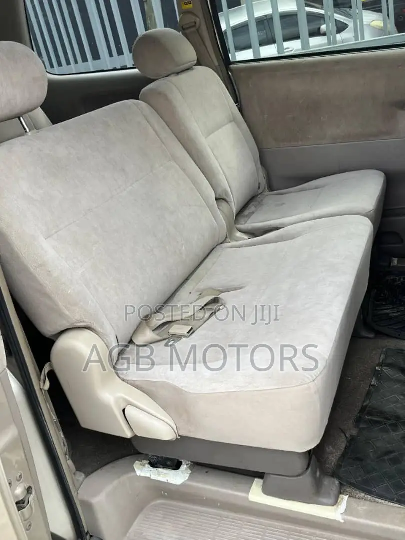 Toyota Noah 2006 Gold