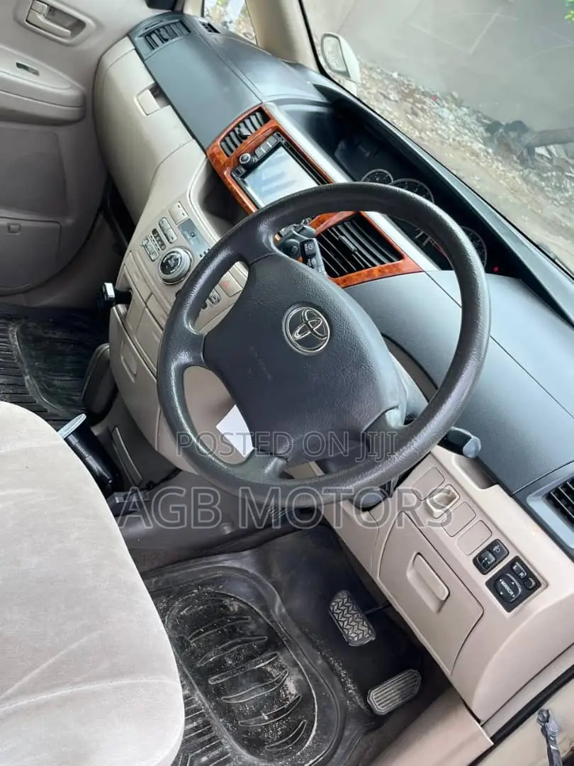 Toyota Noah 2006 Gold