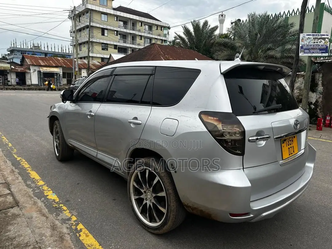 Toyota Vanguard 2010 Silver