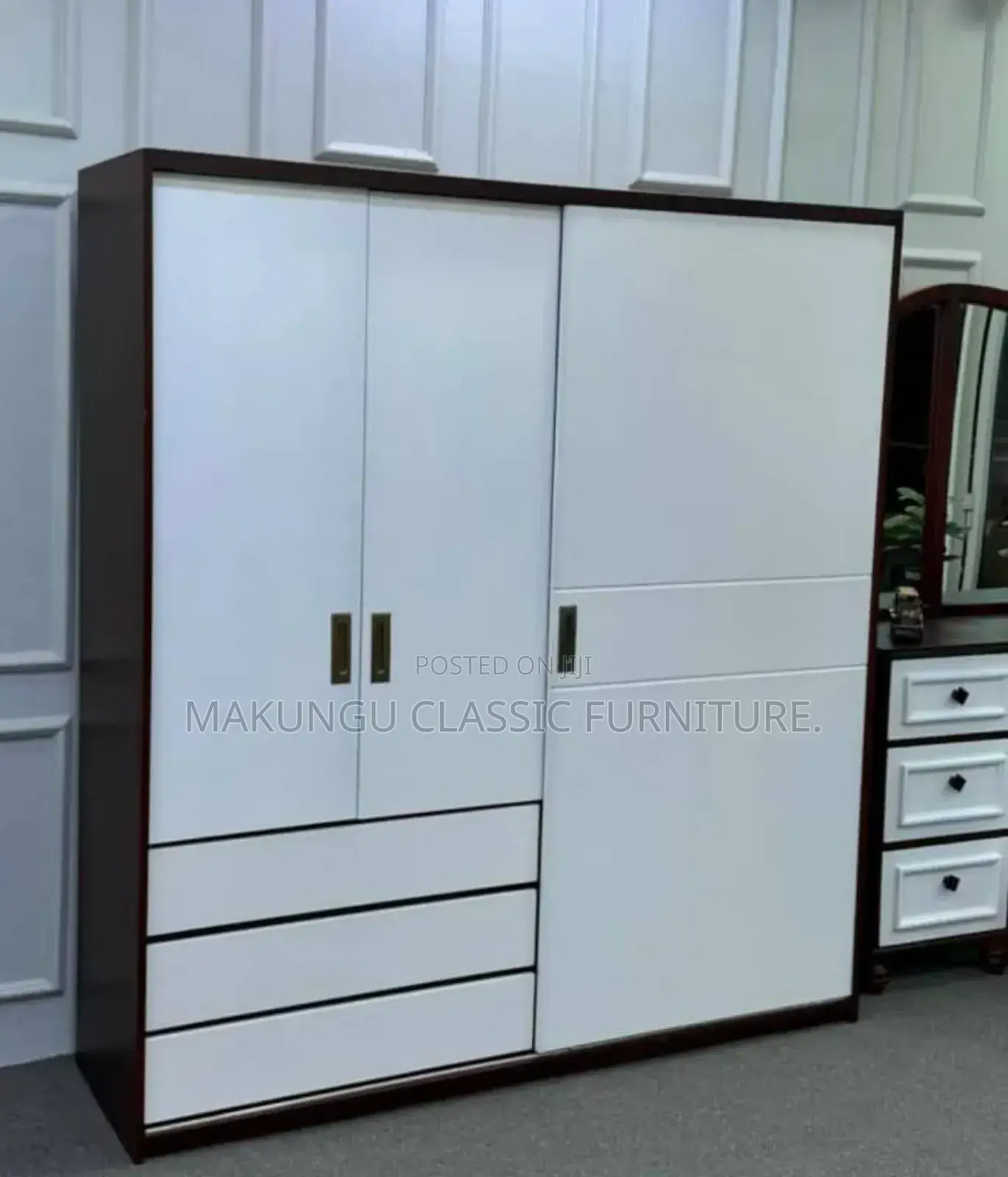 Wardrobes Yenye Milango Mitatu Na Sehemu Ya Kuslide