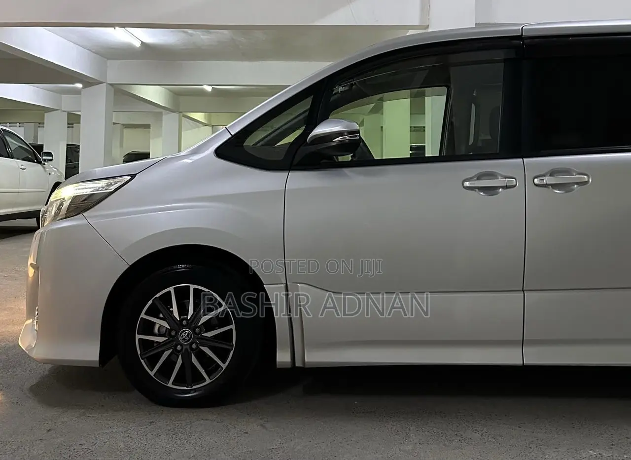 Toyota Noah 2.0 FWD (7 Seater) 2015 Silver