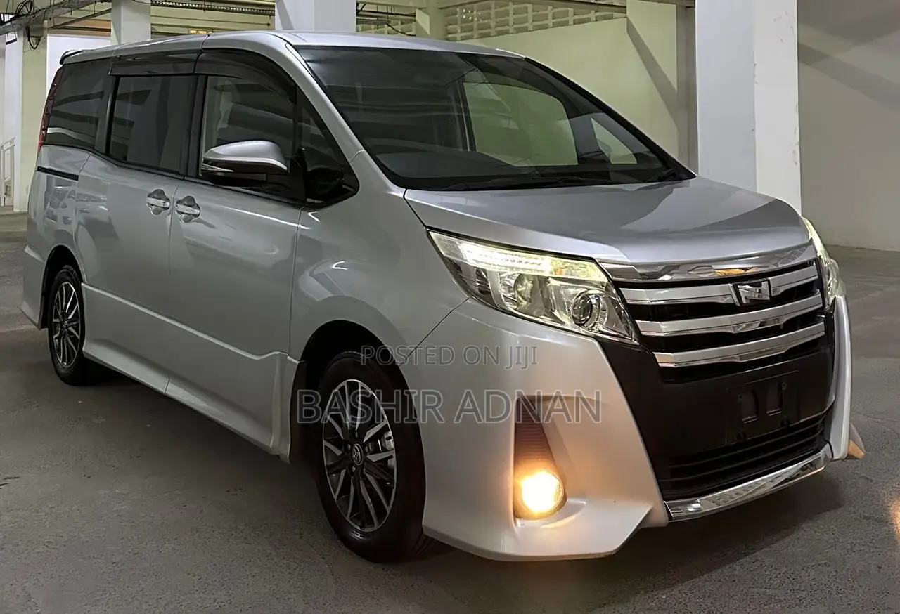 Toyota Noah 2.0 FWD (7 Seater) 2015 Silver