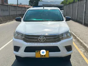 Photo - Toyota Hilux 2016 White