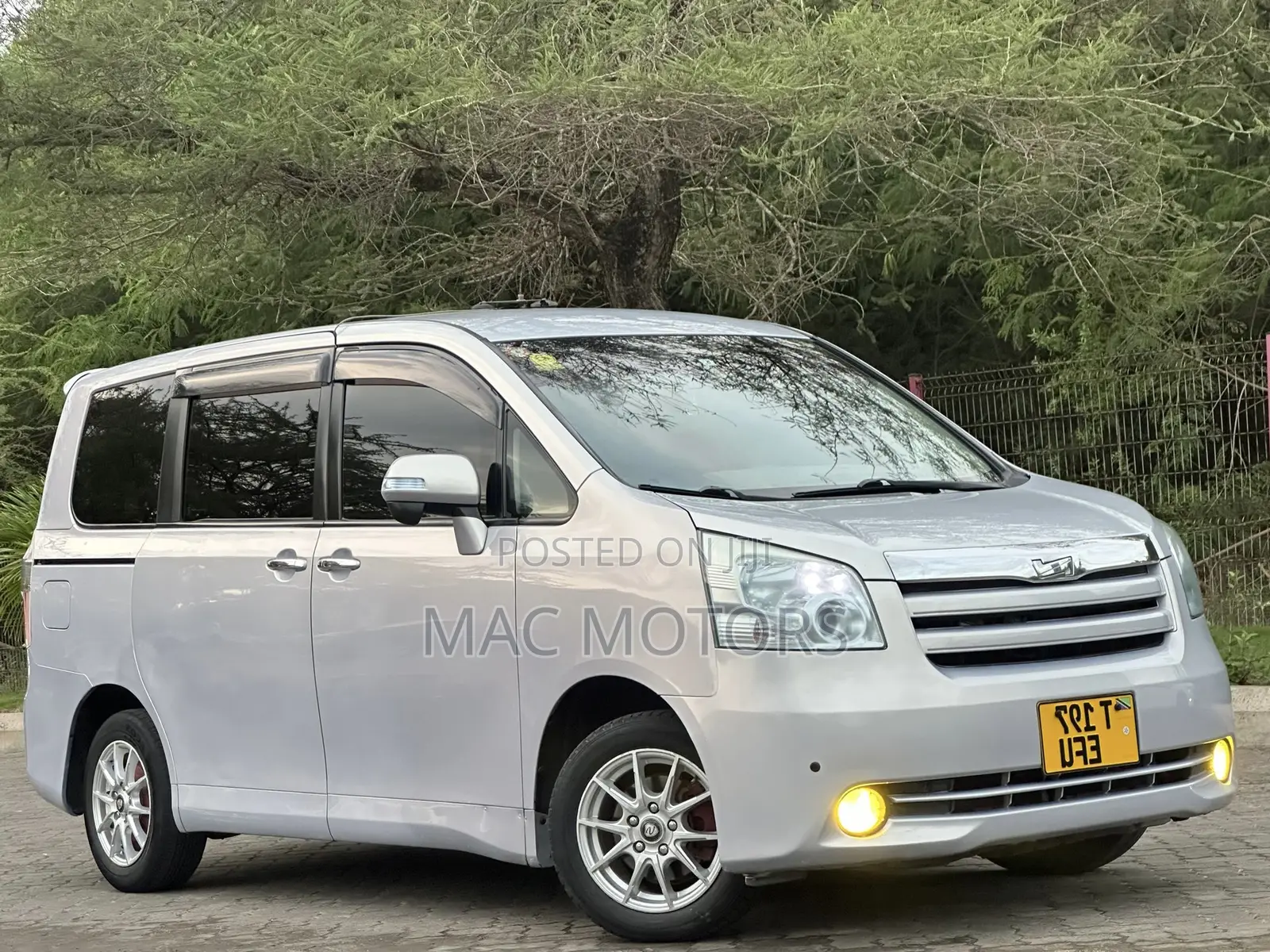 Toyota Noah 2010 Silver