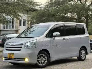 Toyota Noah 2010 Silver