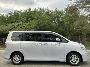 Toyota Noah 2010 Silver