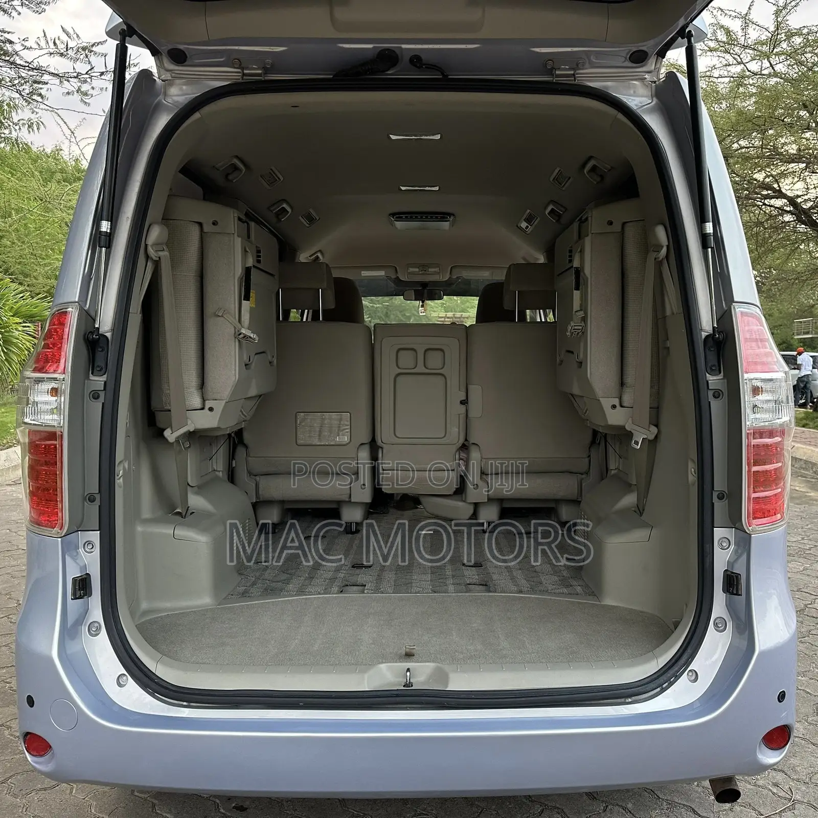 Toyota Noah 2010 Silver