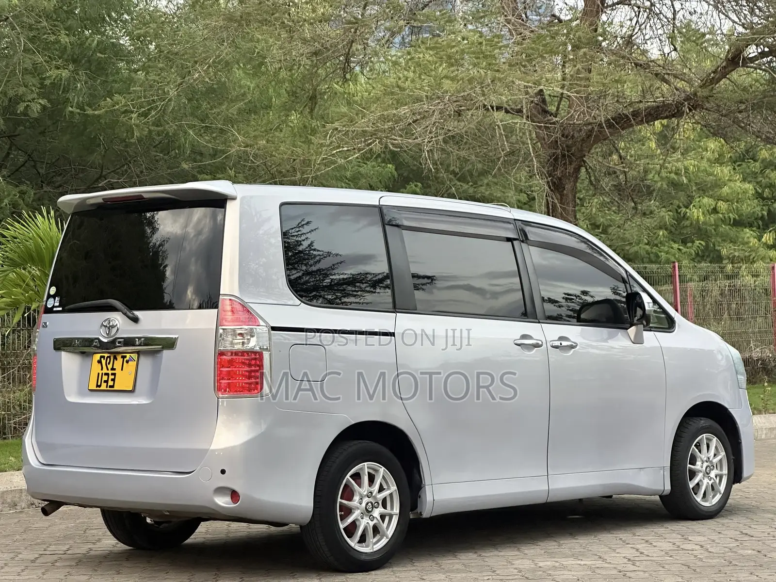 Toyota Noah 2010 Silver