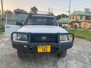 Photo - Toyota Land Cruiser 2004 White