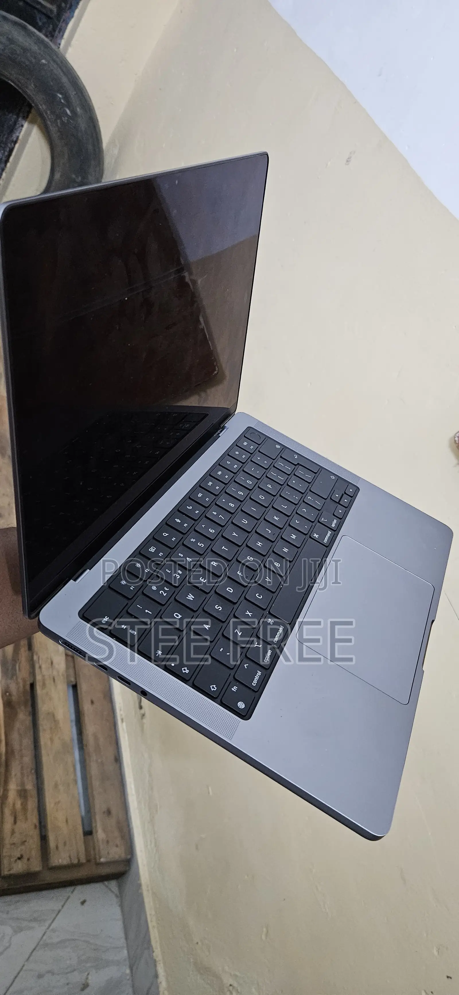 Laptop Apple MacBook Pro 2023 M3 14-Inch 16GB Apple M3 SSD 1T