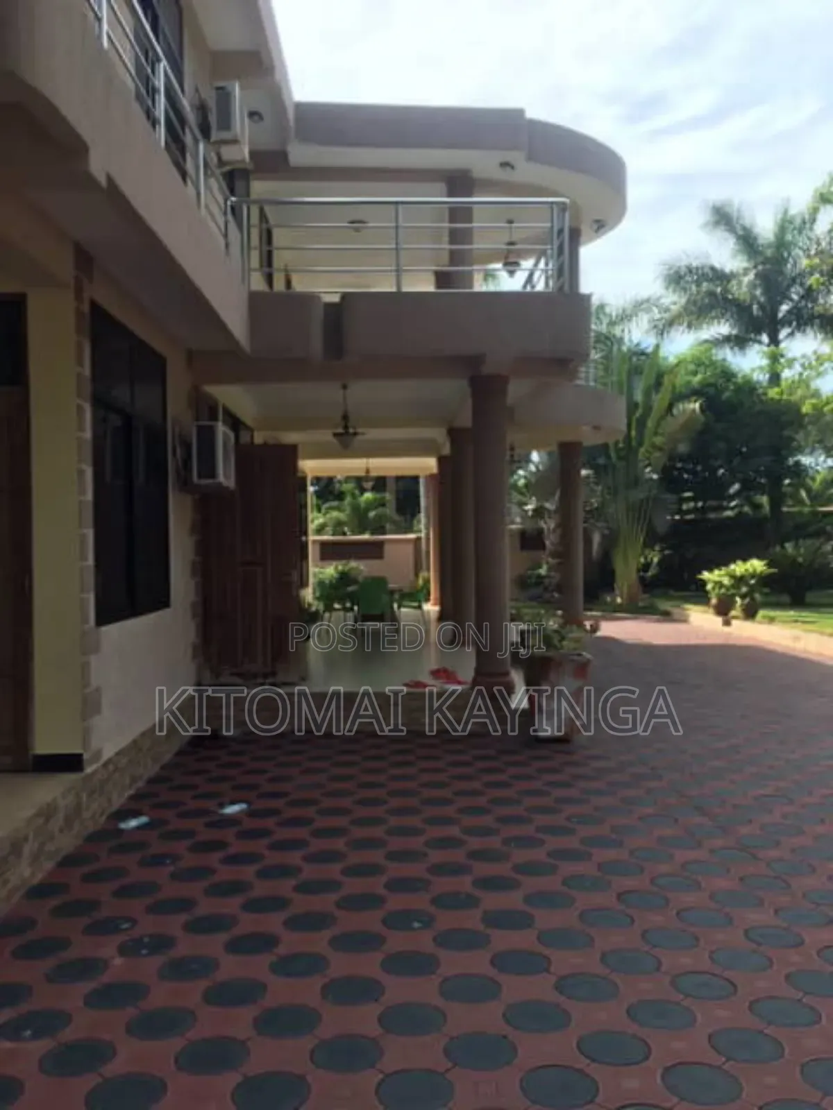 Furnished 8bdrm House in Upanga West for sale