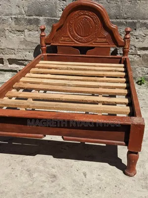 Nauza Kitanda Cha Mbao Ngumu 4/6 Used