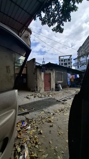 6bdrm Bungalow in Mbuni Street for sale