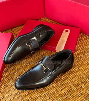 Tembea Kwa Mtindo Na Viatu Vyetu Vipya