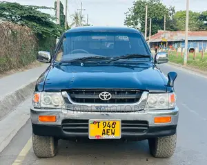 Photo - Toyota Hilux 2001 Blue