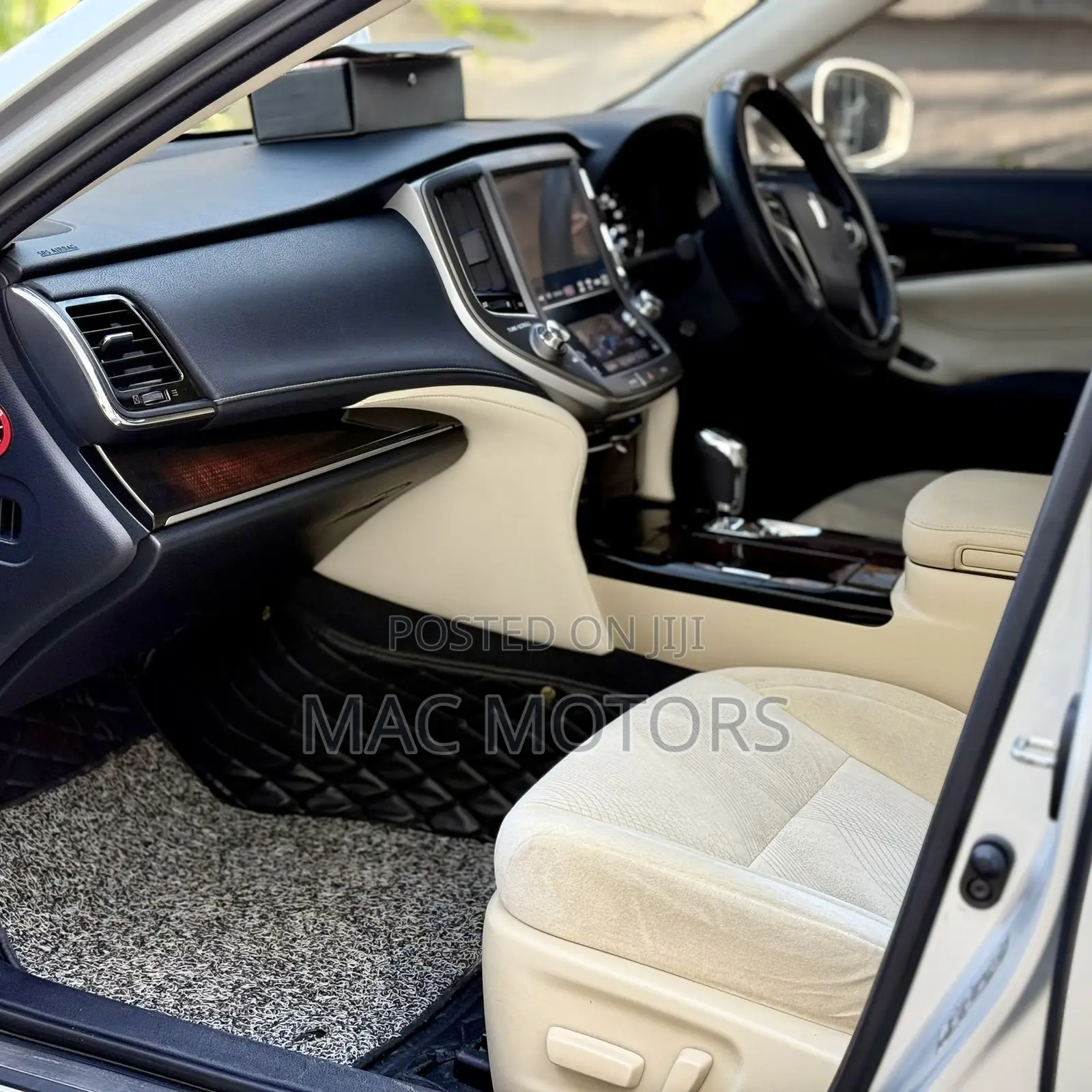 Toyota Crown 2016 Silver