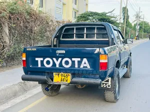 Photo - Toyota Hilux 2004 Blue