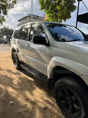 Toyota Land Cruiser 2004 White