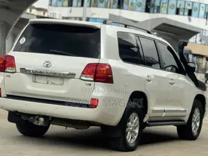 Toyota Land Cruiser 2012 White