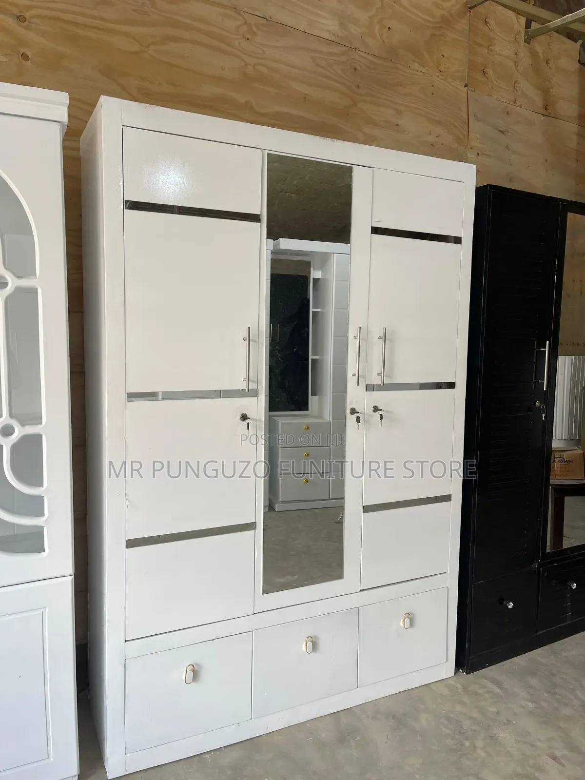 Kabati Milango Mitatu Classic Sana White Mbao Ngumu Imara