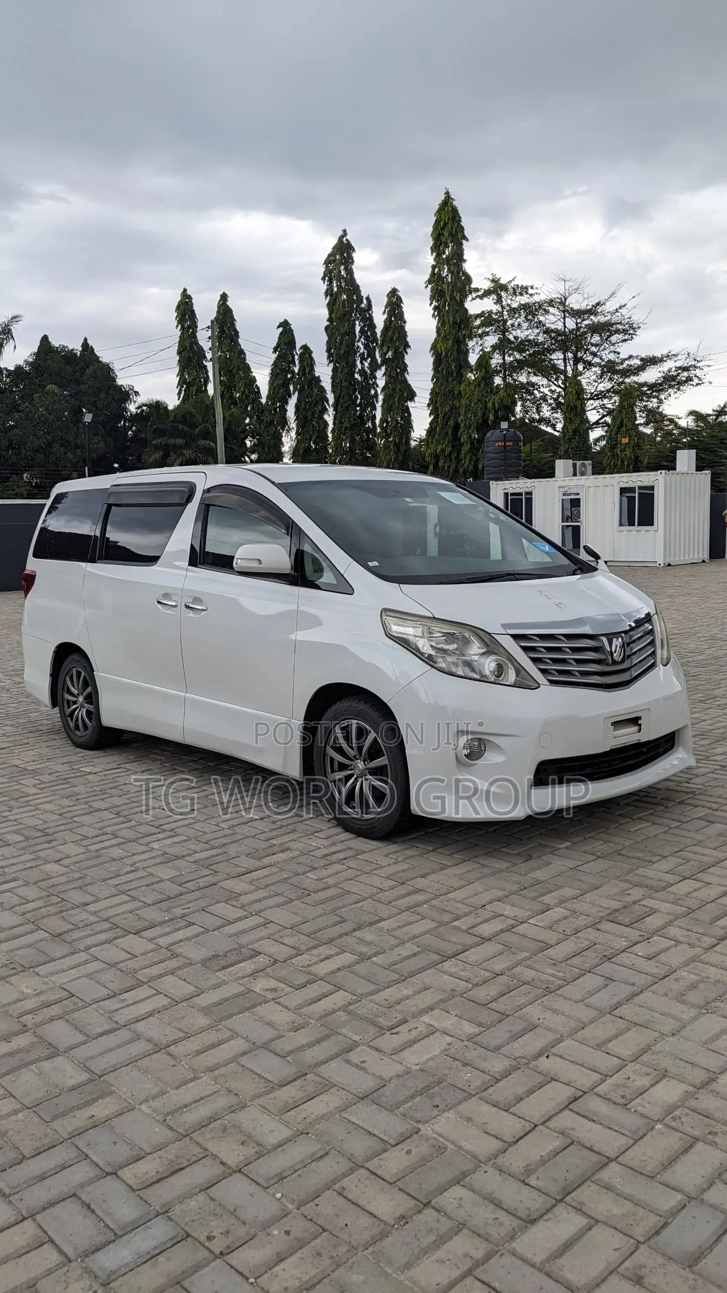 Toyota Alphard 2.4 Petrol FWD 2011 White