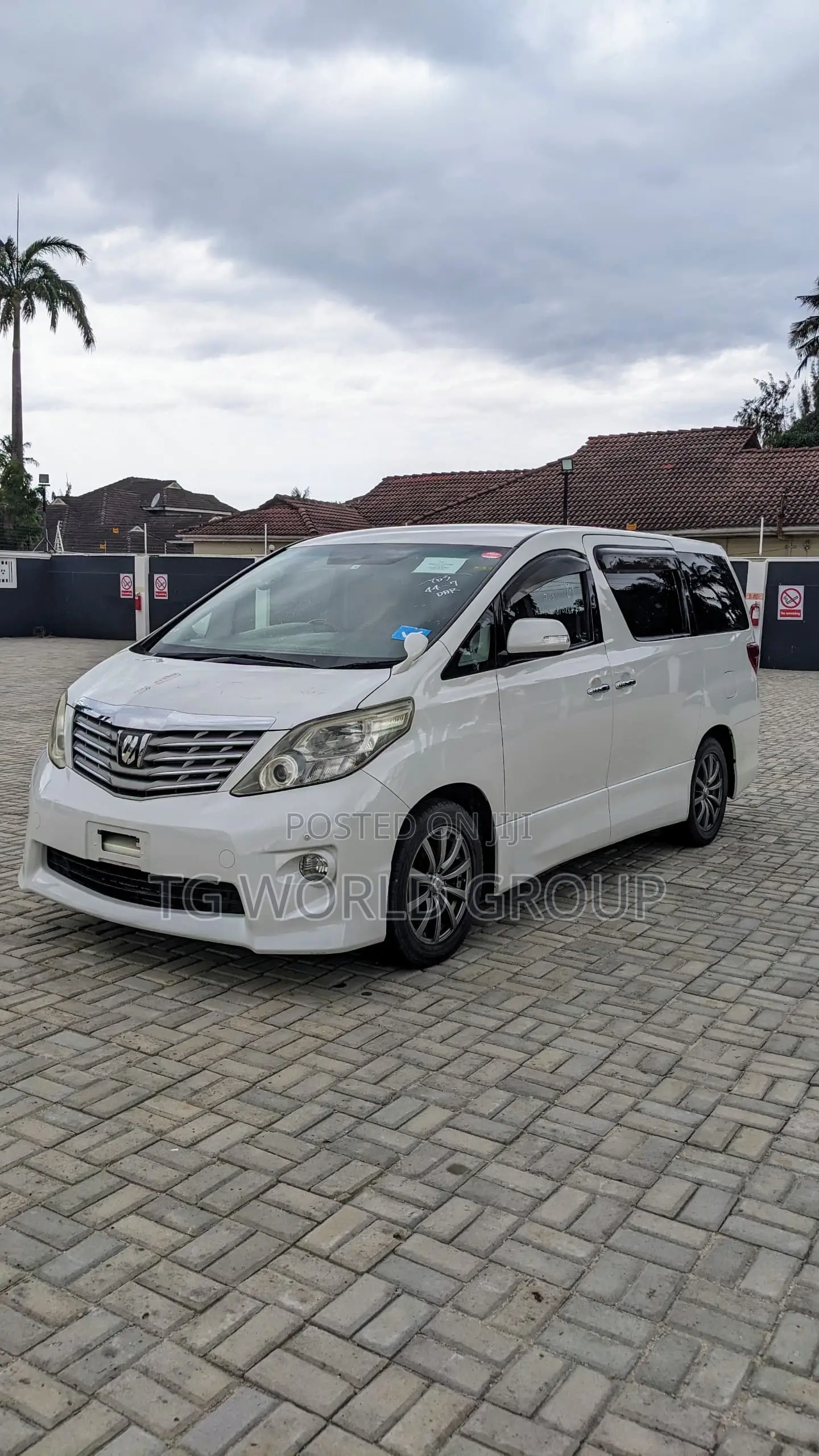 Toyota Alphard 2.4 Petrol FWD 2011 White