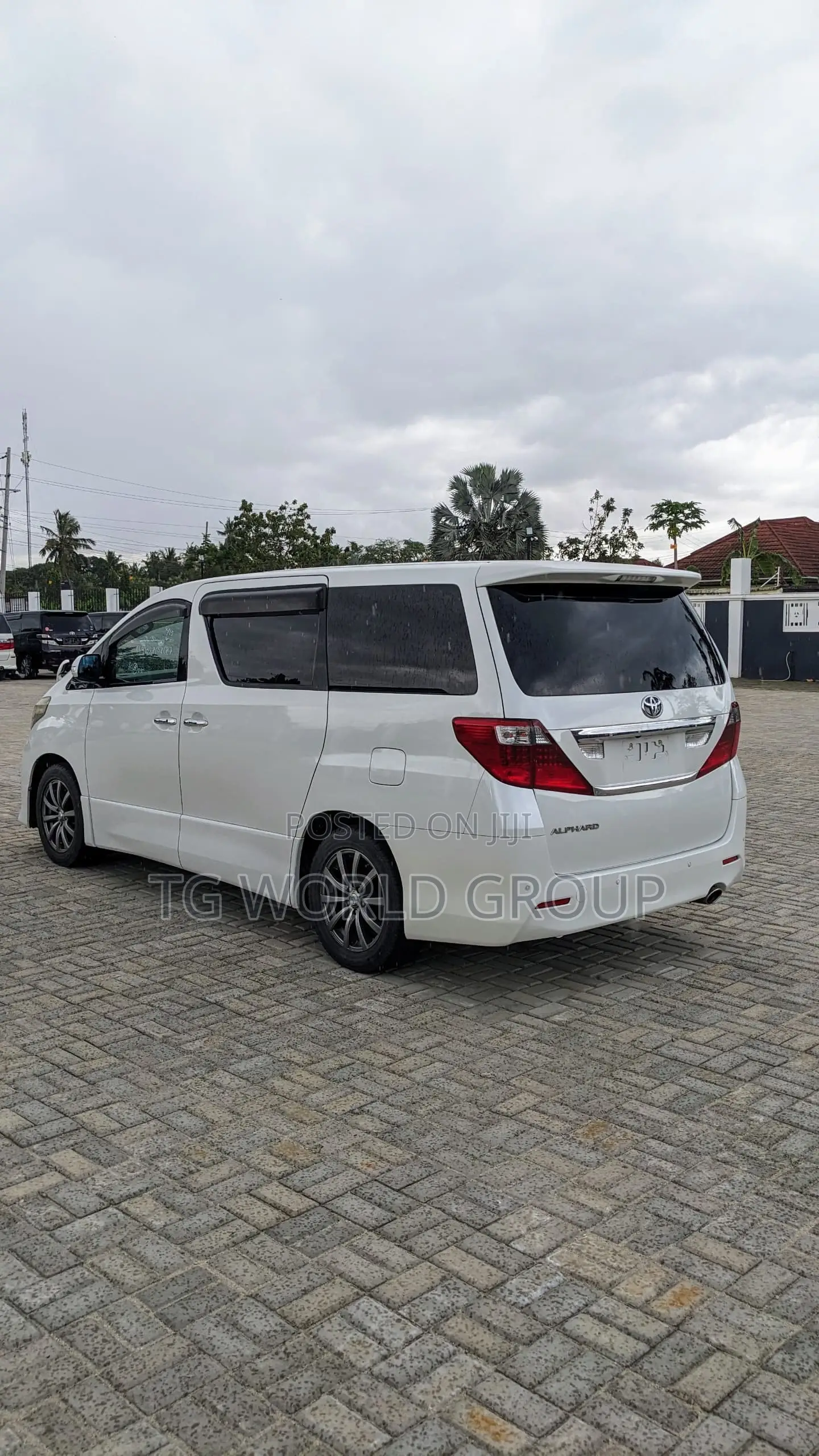 Toyota Alphard 2.4 Petrol FWD 2011 White