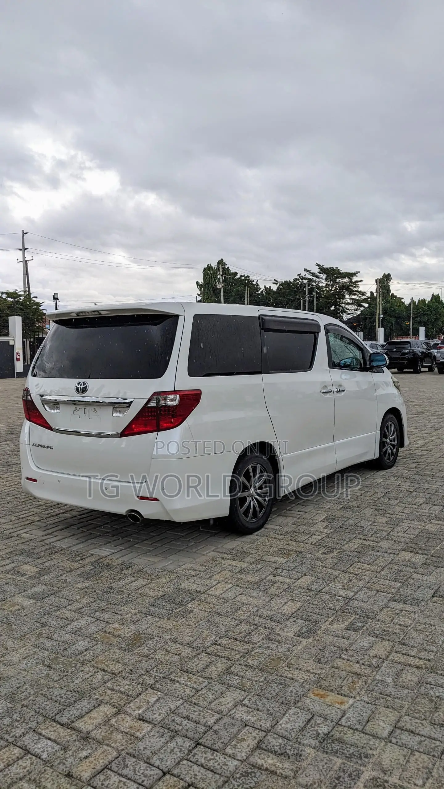 Toyota Alphard 2.4 Petrol FWD 2011 White