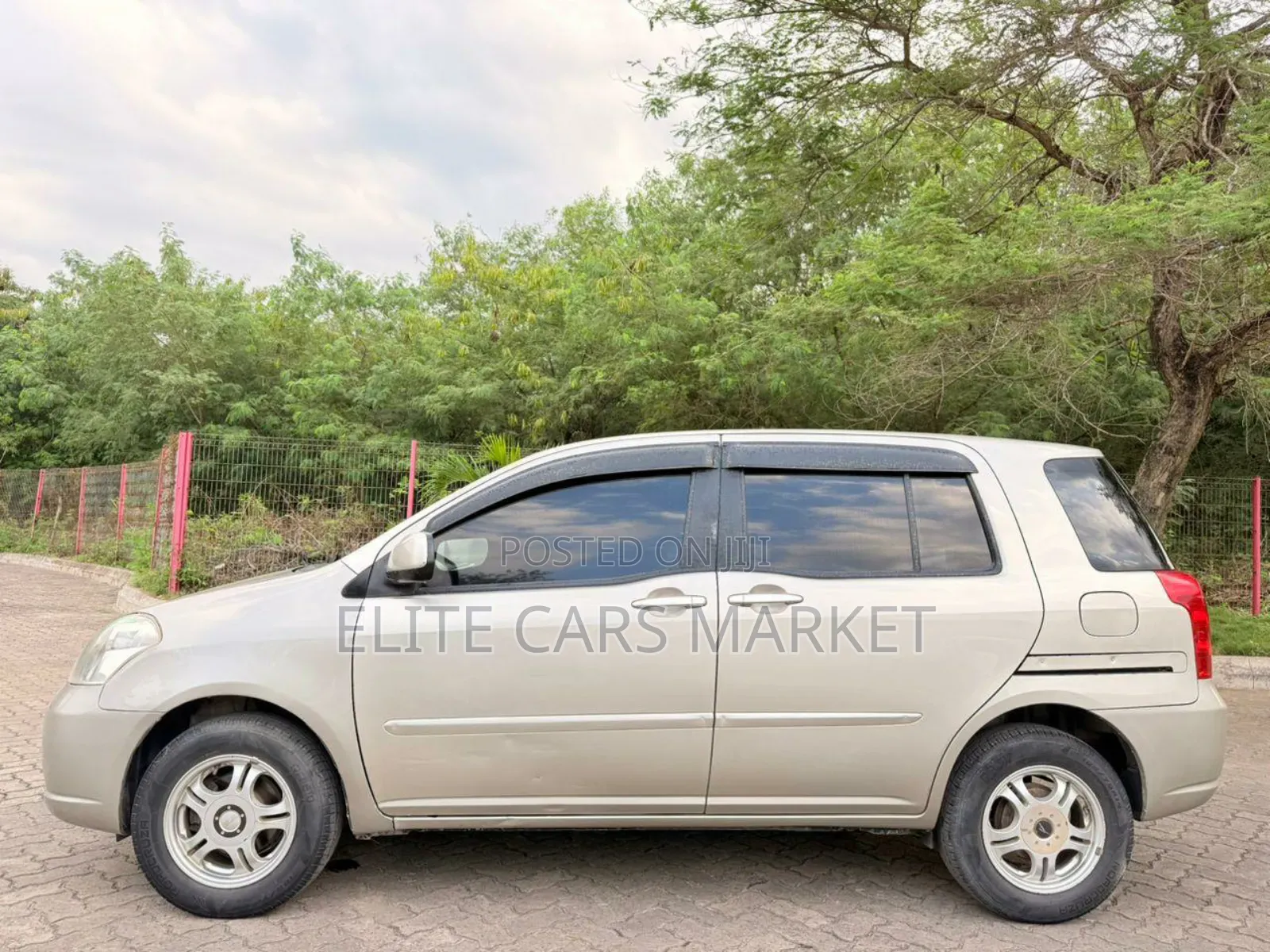 Toyota Raum 2005 Gold