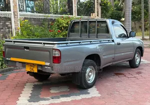 Toyota Hilux 2002 Gray