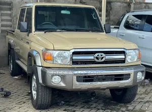 Photo - Toyota Land Cruiser 2022 Beige