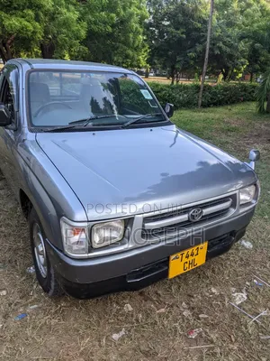 Photo - Toyota Hilux 2002 Gray