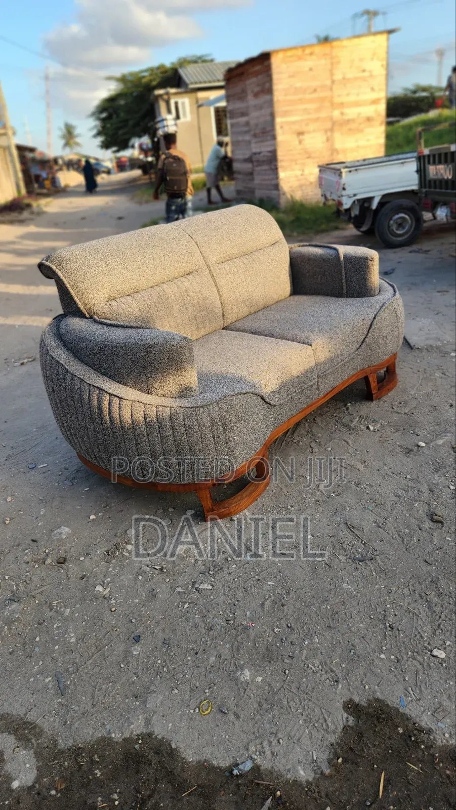 Sofa La 2 Seat Ina Miguu Ya Muninga