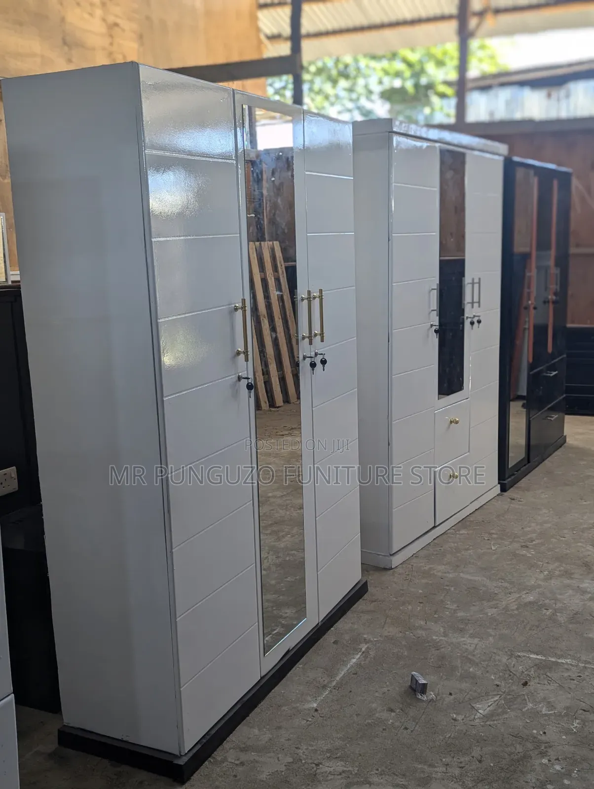 Kabati Milango Mitatu White and Black