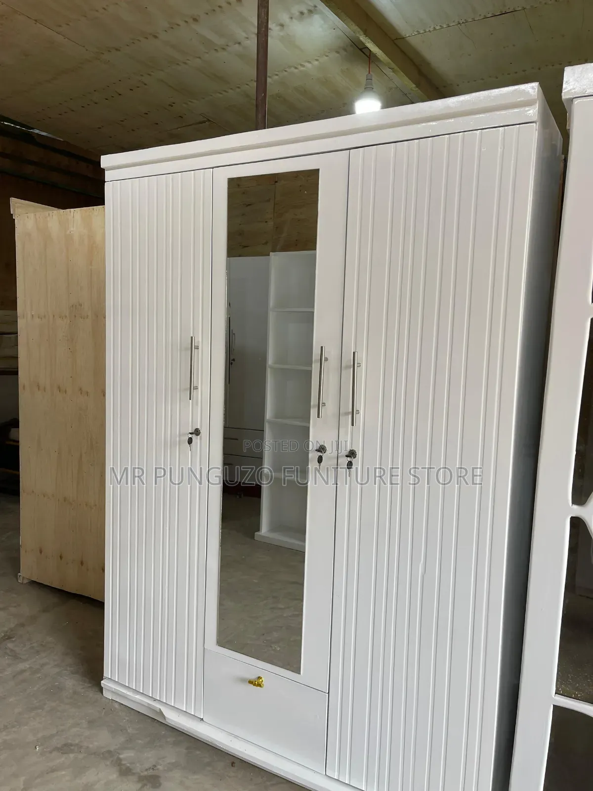 Kabati Milango Mitatu Mbao Ngumu White Very Classic