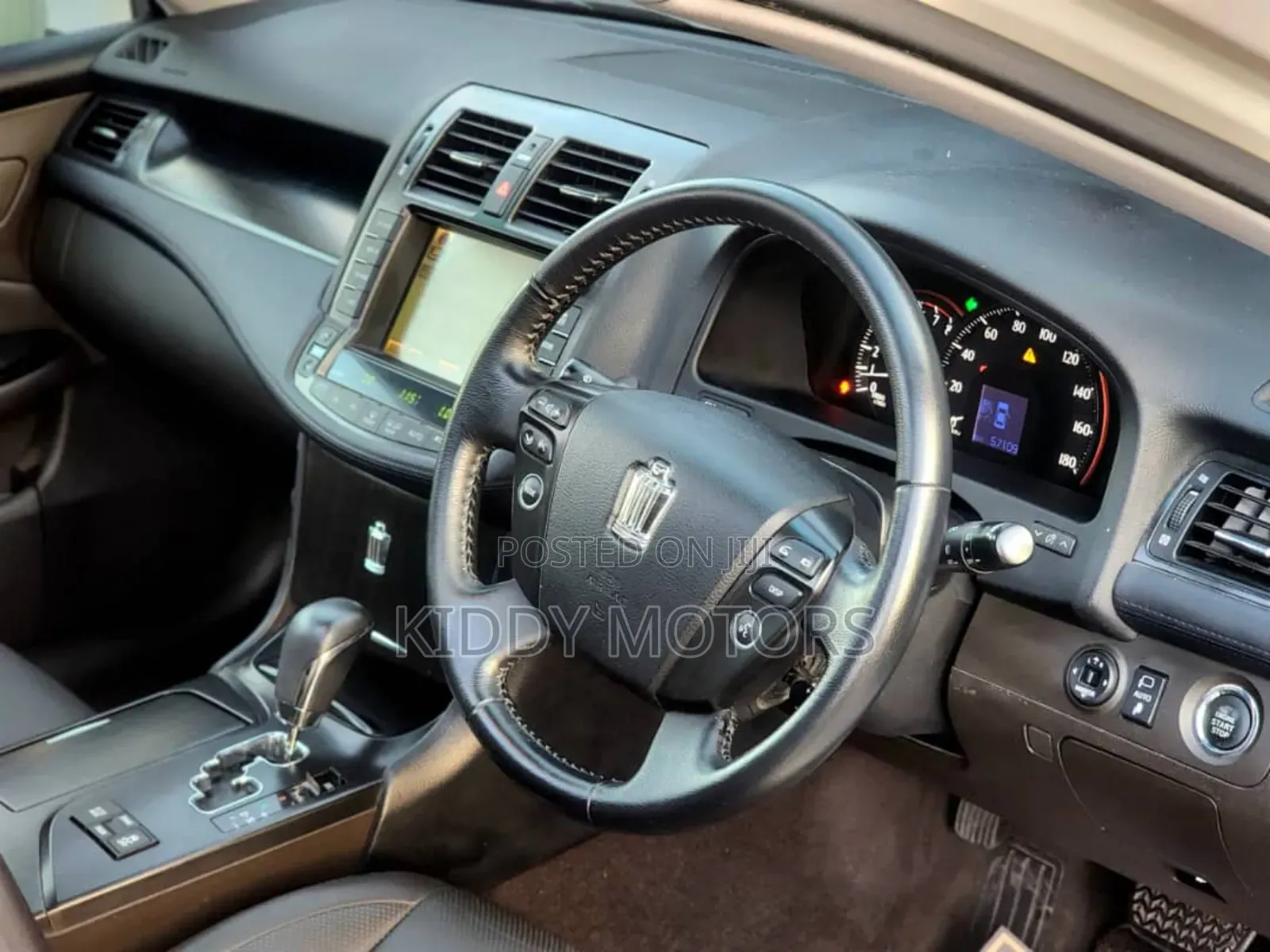 Toyota Crown 2011 Pearl