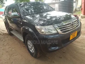 Toyota Hilux 2012 Gray