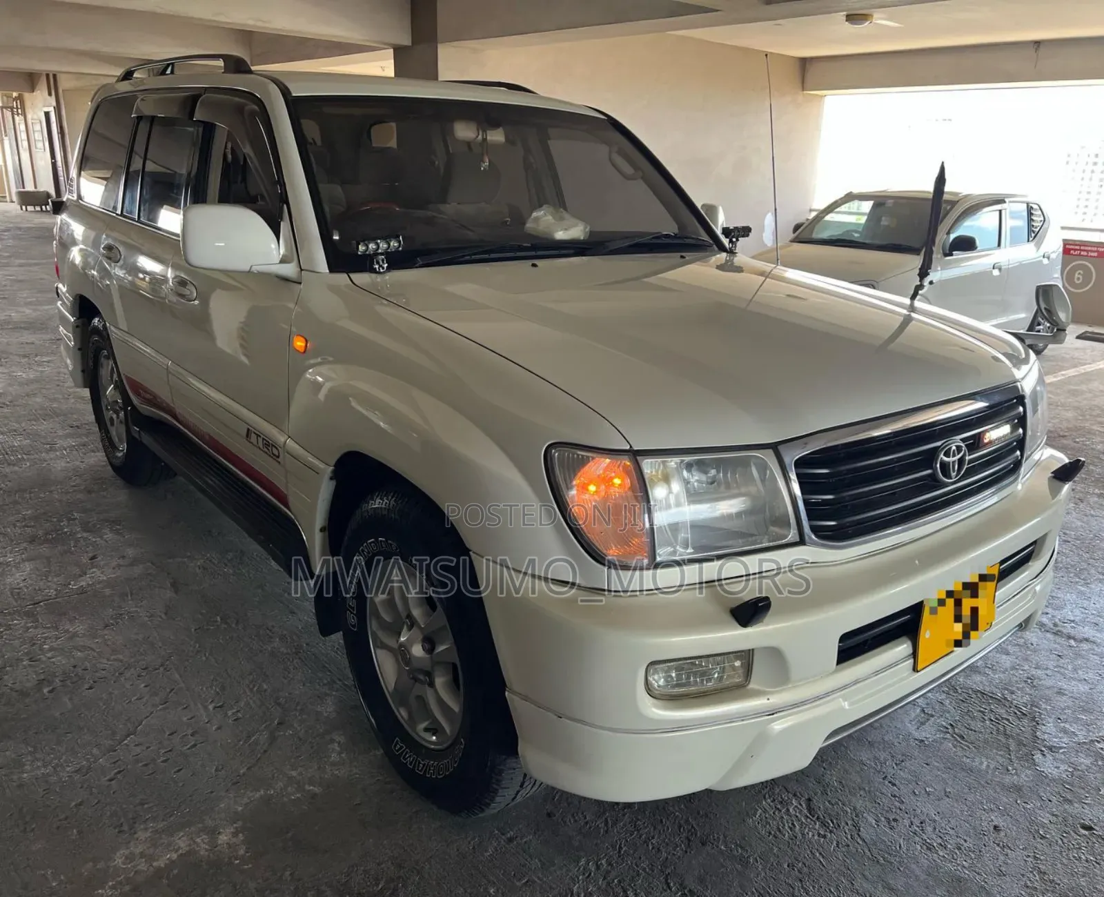 Toyota Land Cruiser 2001 White
