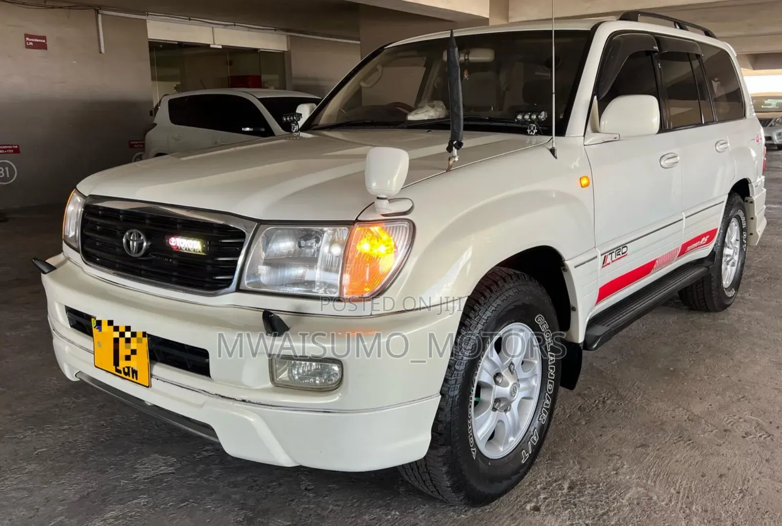 Toyota Land Cruiser 2001 White