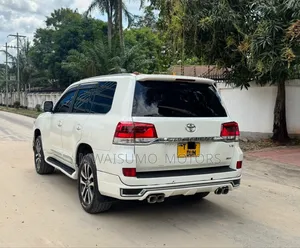 Toyota Land Cruiser 2010 White