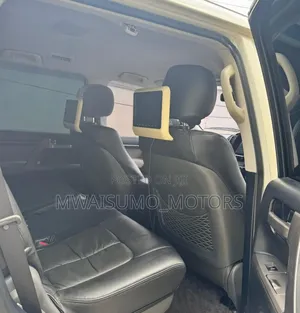 Toyota Land Cruiser 2010 White